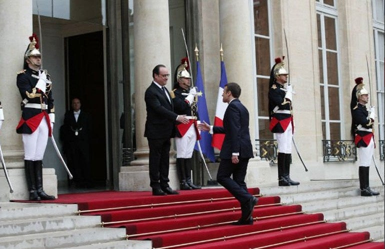 Γαλλία: Ο Ολάντ παρέδωσε στον Μακρόν (εικόνες)